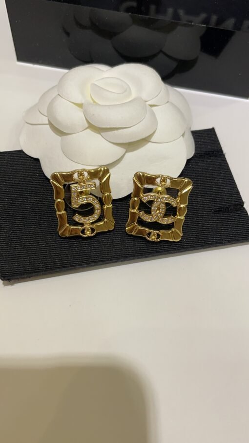 The same style as Zhou Xun 24A new gold full diamond double C number hollow square earrings

The embossed pattern of small golden squares is full of retro feel
Double C and inside are well-recognized
Simple and elegant style is super durable, with extra points for temperament - Image 4