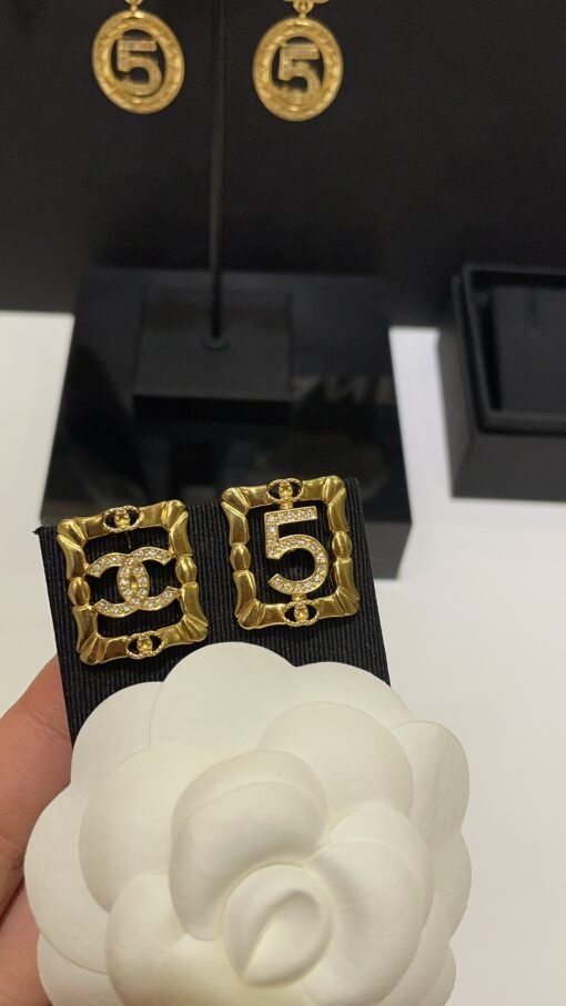 The same style as Zhou Xun 24A new gold full diamond double C number hollow square earrings

The embossed pattern of small golden squares is full of retro feel
Double C and inside are well-recognized
Simple and elegant style is super durable, with extra points for temperament - Image 5