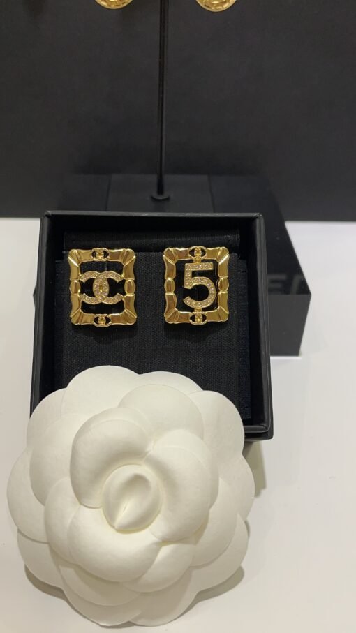 The same style as Zhou Xun 24A new gold full diamond double C number hollow square earrings

The embossed pattern of small golden squares is full of retro feel
Double C and inside are well-recognized
Simple and elegant style is super durable, with extra points for temperament