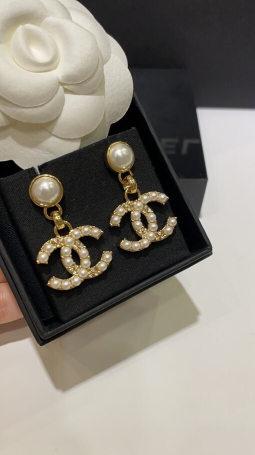 Purchase yb
 24A new rhinestones and pearl double C pendant gold earrings

Simple and noble pearl rhinestone double C design
Very rich and wealthy
Close your eyes and make no mistakes. The daily wear rate is extremely high - Image 3
