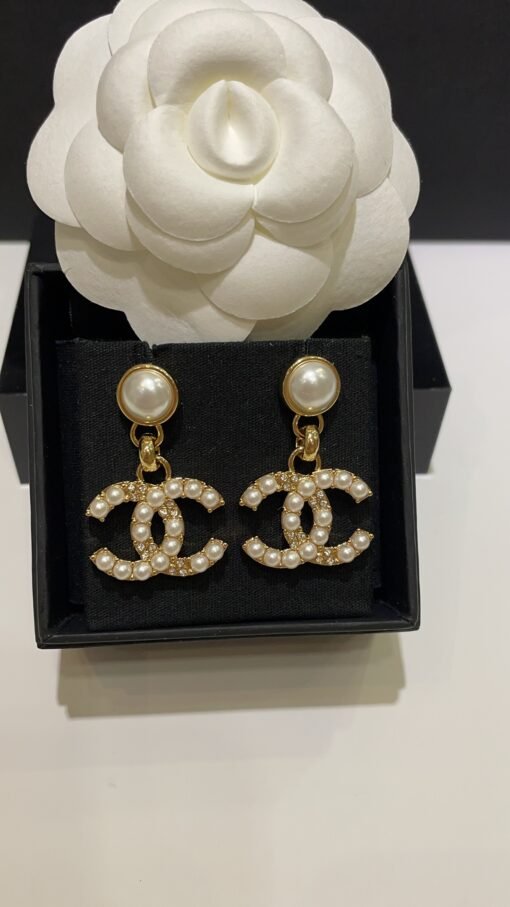 Purchase yb
 24A new rhinestones and pearl double C pendant gold earrings

Simple and noble pearl rhinestone double C design
Very rich and wealthy
Close your eyes and make no mistakes. The daily wear rate is extremely high