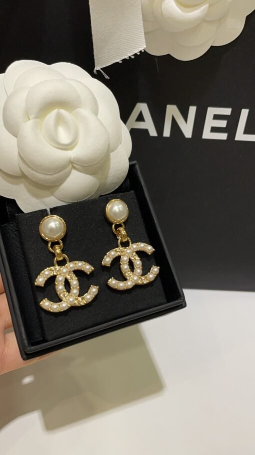 Purchase yb
 24A new rhinestones and pearl double C pendant gold earrings

Simple and noble pearl rhinestone double C design
Very rich and wealthy
Close your eyes and make no mistakes. The daily wear rate is extremely high - Image 2