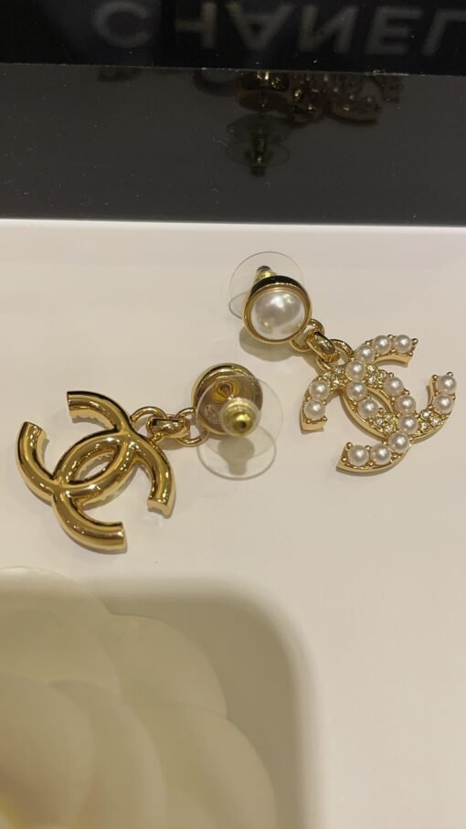 Purchase yb
 24A new rhinestones and pearl double C pendant gold earrings

Simple and noble pearl rhinestone double C design
Very rich and wealthy
Close your eyes and make no mistakes. The daily wear rate is extremely high - Image 5