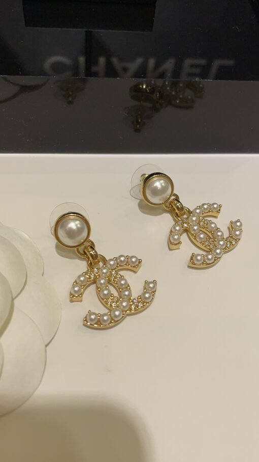 Purchase yb
 24A new rhinestones and pearl double C pendant gold earrings

Simple and noble pearl rhinestone double C design
Very rich and wealthy
Close your eyes and make no mistakes. The daily wear rate is extremely high - Image 6