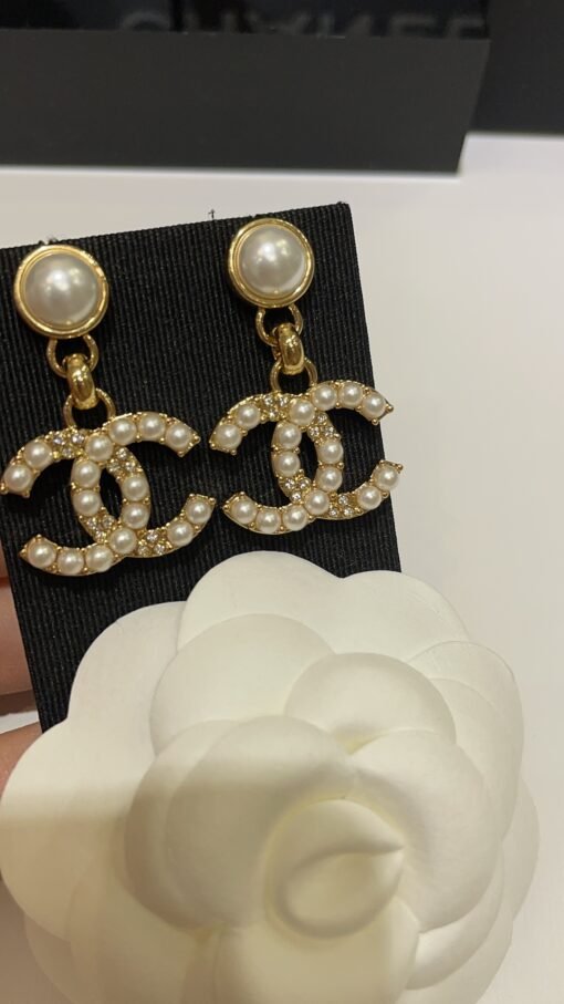 Purchase yb
 24A new rhinestones and pearl double C pendant gold earrings

Simple and noble pearl rhinestone double C design
Very rich and wealthy
Close your eyes and make no mistakes. The daily wear rate is extremely high - Image 4