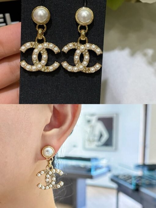 Purchase yb
 24A new rhinestones and pearl double C pendant gold earrings

Simple and noble pearl rhinestone double C design
Very rich and wealthy
Close your eyes and make no mistakes. The daily wear rate is extremely high - Image 9