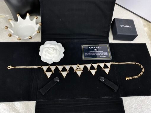 Chanel new style, high-end heavy industry luxury version, triangle △ diamond-set geometric necklace - Image 5