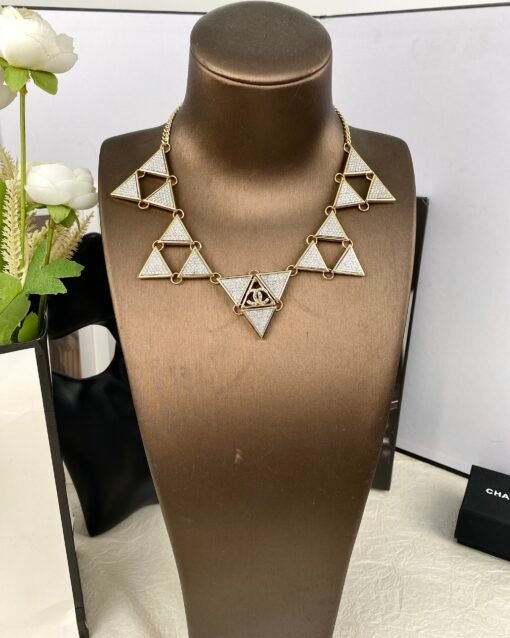 Chanel new style, high-end heavy industry luxury version, triangle △ diamond-set geometric necklace - Image 8
