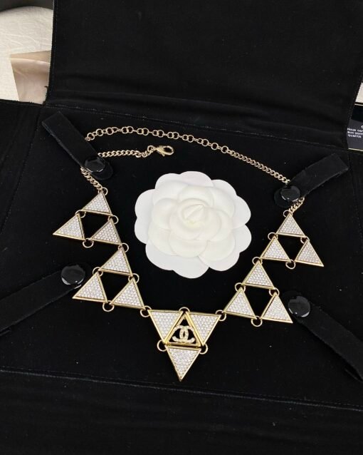 Chanel new style, high-end heavy industry luxury version, triangle △ diamond-set geometric necklace - Image 4