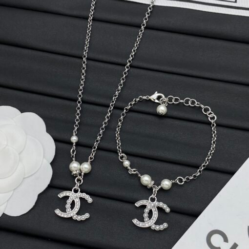 Bracelet necklace
ChChanel new suit
