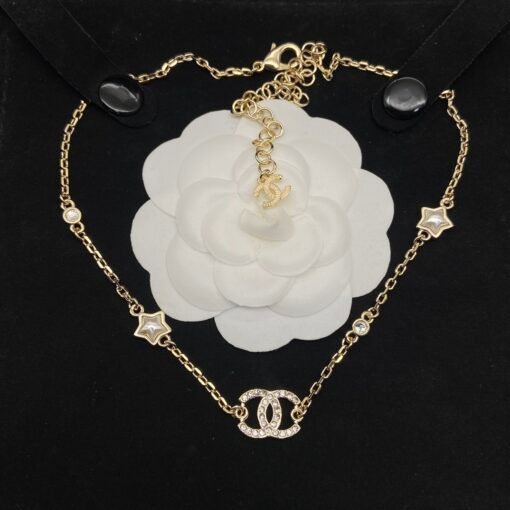 Chanel Double C Five-pointed Star Necklace
A look of heart moves
Gentle and elegant five-pointed star combination is really beautiful - Image 2