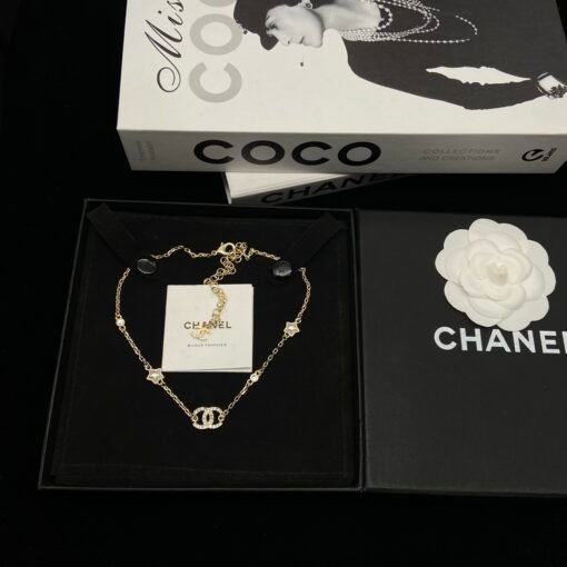 Chanel Double C Five-pointed Star Necklace
A look of heart moves
Gentle and elegant five-pointed star combination is really beautiful
