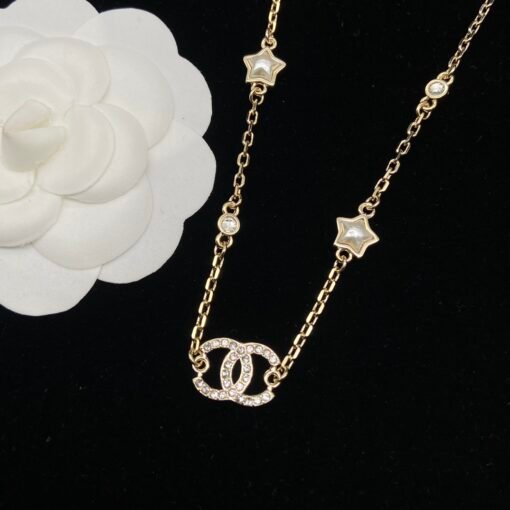 Chanel Double C Five-pointed Star Necklace
A look of heart moves
Gentle and elegant five-pointed star combination is really beautiful - Image 4