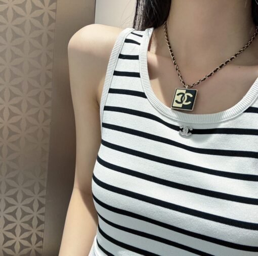 Chanel 24a new model
Light gold black LOGO square leather necklace - Image 2