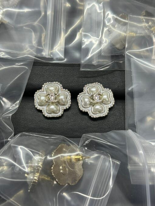 Chanel new four-leaf clover resin mixed oil love earrings