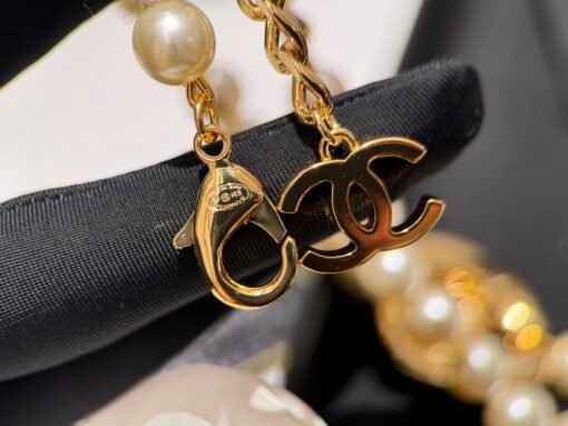 Chanel 24A Handicraftshop Series Jewelry New
Chanel White Beads LOGO Metal Short Chain
Square pearl necklace - Image 8
