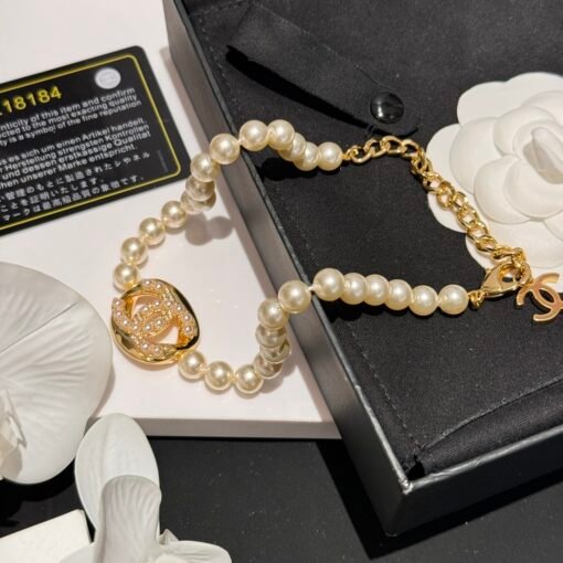 Chanel 24A Handicraftshop Series Jewelry New
Chanel White Beads LOGO Metal Short Chain
Square pearl necklace - Image 6