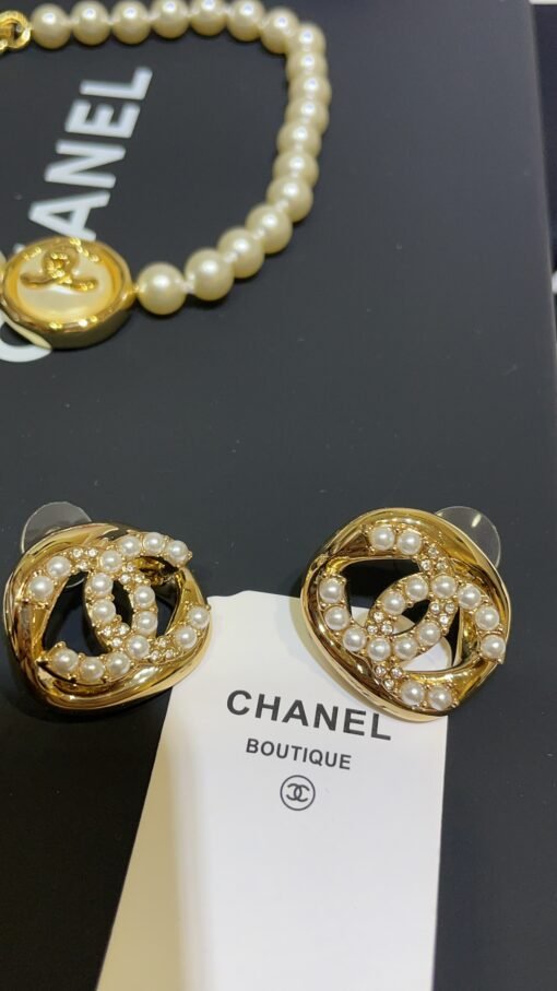 Today's new high-end handicraft workshop
 24A new pearl rhinestone double C hollow square earrings

Golden small squares embedded with classic double C logo
Pearl Rhinestone Double C Details Fully Definition Details
Cute and cute everyday wear, a must-have for white and rich beauty - Image 4