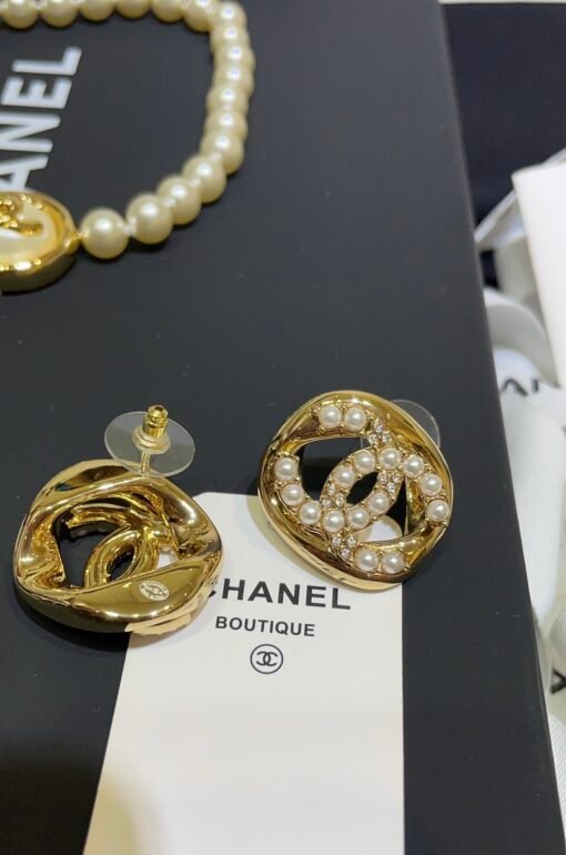 Today's new high-end handicraft workshop
 24A new pearl rhinestone double C hollow square earrings

Golden small squares embedded with classic double C logo
Pearl Rhinestone Double C Details Fully Definition Details
Cute and cute everyday wear, a must-have for white and rich beauty - Image 5
