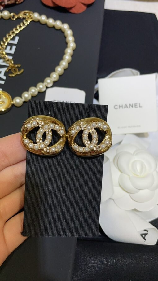 Today's new high-end handicraft workshop
 24A new pearl rhinestone double C hollow square earrings

Golden small squares embedded with classic double C logo
Pearl Rhinestone Double C Details Fully Definition Details
Cute and cute everyday wear, a must-have for white and rich beauty