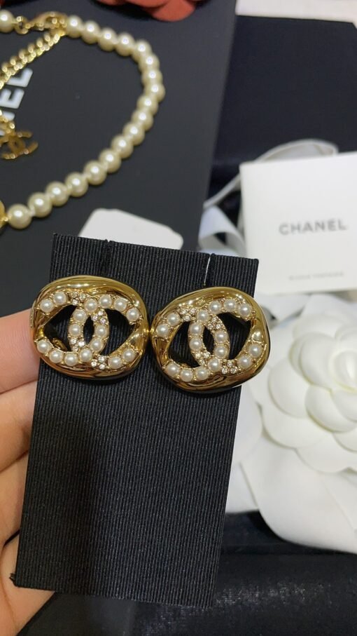 Today's new high-end handicraft workshop
 24A new pearl rhinestone double C hollow square earrings

Golden small squares embedded with classic double C logo
Pearl Rhinestone Double C Details Fully Definition Details
Cute and cute everyday wear, a must-have for white and rich beauty - Image 2