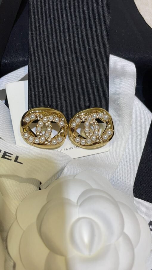 Today's new high-end handicraft workshop
 24A new pearl rhinestone double C hollow square earrings

Golden small squares embedded with classic double C logo
Pearl Rhinestone Double C Details Fully Definition Details
Cute and cute everyday wear, a must-have for white and rich beauty - Image 6