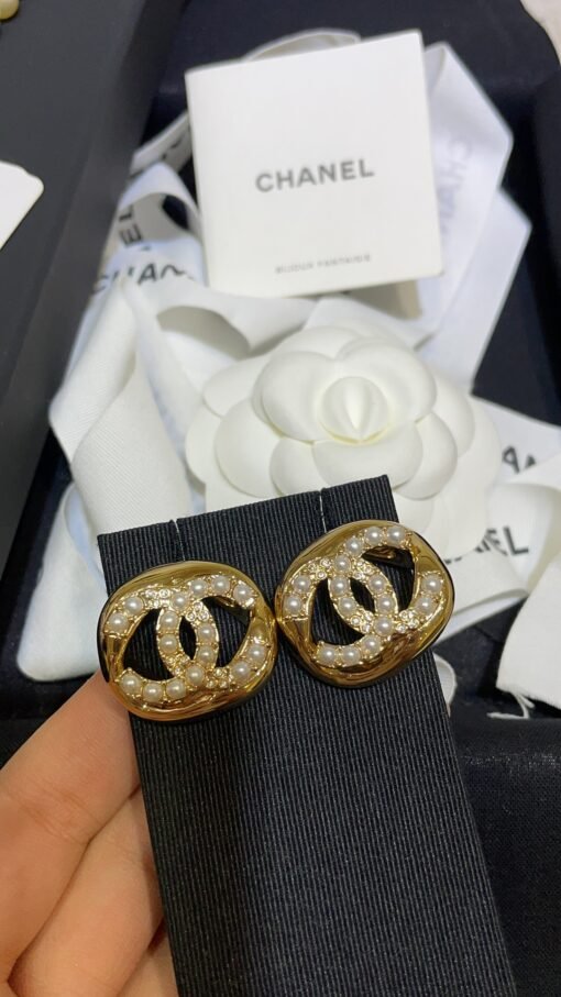 Today's new high-end handicraft workshop
 24A new pearl rhinestone double C hollow square earrings

Golden small squares embedded with classic double C logo
Pearl Rhinestone Double C Details Fully Definition Details
Cute and cute everyday wear, a must-have for white and rich beauty - Image 3