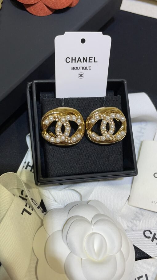 Today's new high-end handicraft workshop
 24A new pearl rhinestone double C hollow square earrings

Golden small squares embedded with classic double C logo
Pearl Rhinestone Double C Details Fully Definition Details
Cute and cute everyday wear, a must-have for white and rich beauty - Image 7