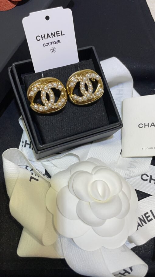 Today's new high-end handicraft workshop
 24A new pearl rhinestone double C hollow square earrings

Golden small squares embedded with classic double C logo
Pearl Rhinestone Double C Details Fully Definition Details
Cute and cute everyday wear, a must-have for white and rich beauty - Image 8