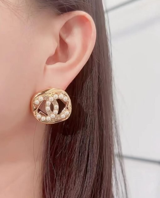 Today's new high-end handicraft workshop
 24A new pearl rhinestone double C hollow square earrings

Golden small squares embedded with classic double C logo
Pearl Rhinestone Double C Details Fully Definition Details
Cute and cute everyday wear, a must-have for white and rich beauty - Image 9