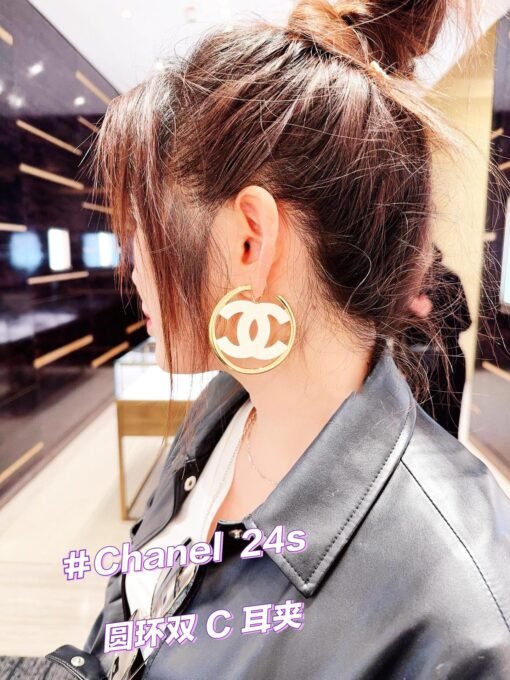 Chanel New Resin Black and White Large Circles Letter Earrings
Two colors: white, black - Image 7