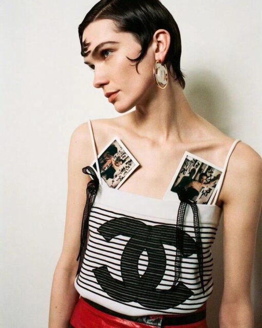 Chanel New Resin Black and White Large Circles Letter Earrings
Two colors: white, black - Image 4