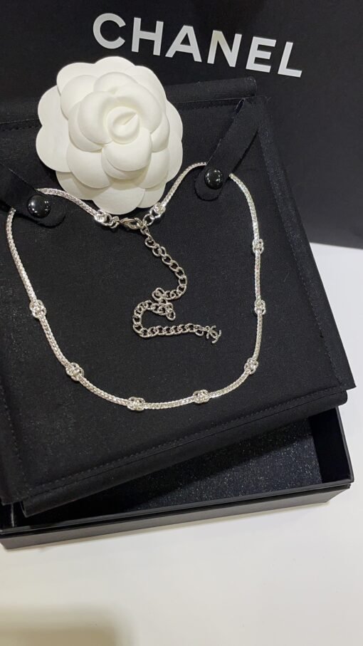 flowers silver
 24B new seven-flowered double C silver snake bone chain necklace choker

Slim snake bone chain embellishes 7 silver classic double C
Clean and fashionable temperament, it looks very comfortable
It's so versatile and practical. It's worthy of being the hit this season - Image 2