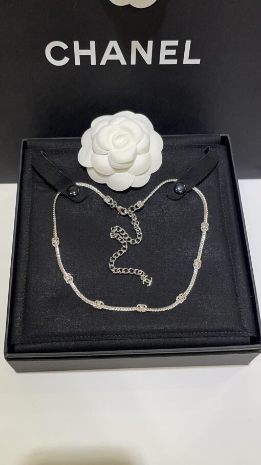 flowers silver
 24B new seven-flowered double C silver snake bone chain necklace choker

Slim snake bone chain embellishes 7 silver classic double C
Clean and fashionable temperament, it looks very comfortable
It's so versatile and practical. It's worthy of being the hit this season - Image 3