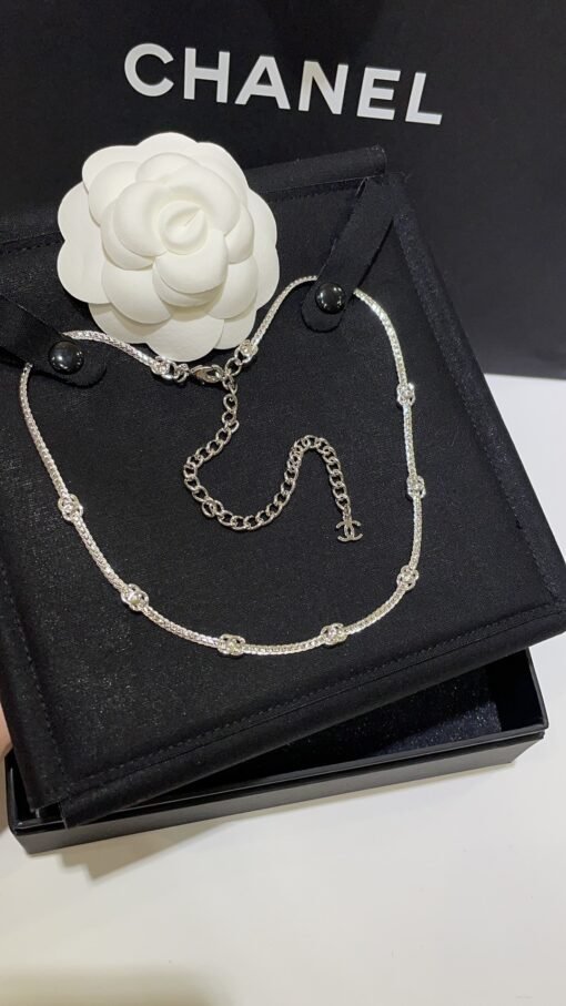 flowers silver
 24B new seven-flowered double C silver snake bone chain necklace choker

Slim snake bone chain embellishes 7 silver classic double C
Clean and fashionable temperament, it looks very comfortable
It's so versatile and practical. It's worthy of being the hit this season