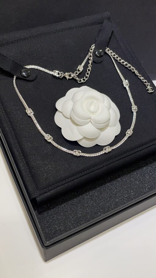 flowers silver
 24B new seven-flowered double C silver snake bone chain necklace choker

Slim snake bone chain embellishes 7 silver classic double C
Clean and fashionable temperament, it looks very comfortable
It's so versatile and practical. It's worthy of being the hit this season - Image 5