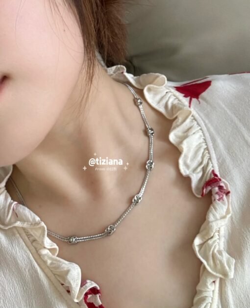 flowers silver
 24B new seven-flowered double C silver snake bone chain necklace choker

Slim snake bone chain embellishes 7 silver classic double C
Clean and fashionable temperament, it looks very comfortable
It's so versatile and practical. It's worthy of being the hit this season - Image 8
