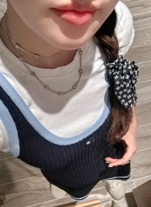 flowers silver
 24B new seven-flowered double C silver snake bone chain necklace choker

Slim snake bone chain embellishes 7 silver classic double C
Clean and fashionable temperament, it looks very comfortable
It's so versatile and practical. It's worthy of being the hit this season - Image 9