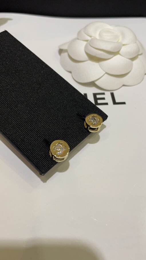 Today's New product hits Purchase yb
  24B new hollow double C rhinestone button mini stud earrings light gold mini round earrings
Little golden bean round earrings - Image 6