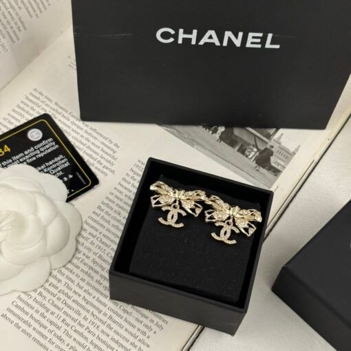 Spot delivery
@ 2NewNew jewelry
Light gold bow-inlaid diamond earrings
A must-have artifact for wealthy families - Image 5
