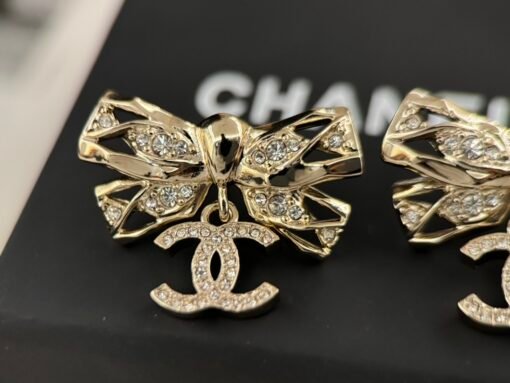 Spot delivery
@ 2NewNew jewelry
Light gold bow-inlaid diamond earrings
A must-have artifact for wealthy families - Image 4