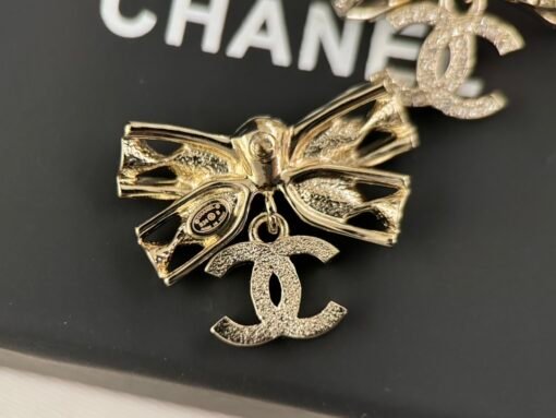 Spot delivery
@ 2NewNew jewelry
Light gold bow-inlaid diamond earrings
A must-have artifact for wealthy families - Image 6