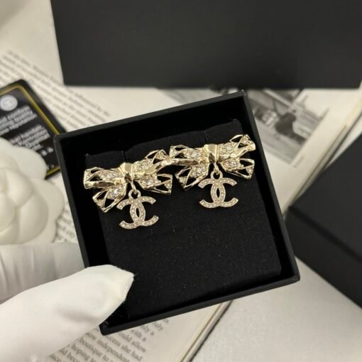 Spot delivery
@ 2NewNew jewelry
Light gold bow-inlaid diamond earrings
A must-have artifact for wealthy families - Image 3
