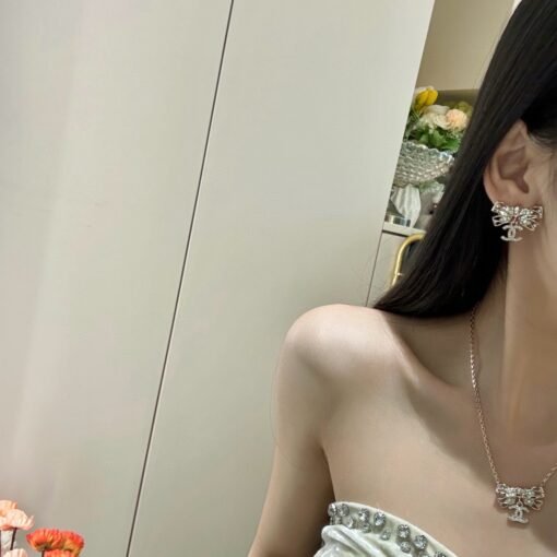 Spot delivery
@ 2NewNew jewelry
Light gold bow-inlaid diamond earrings
A must-have artifact for wealthy families - Image 2