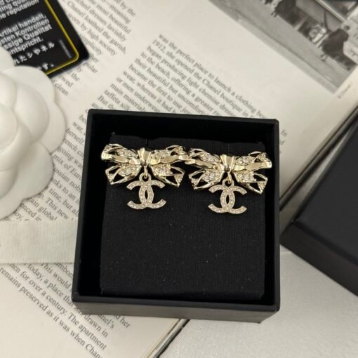 Spot delivery
@ 2NewNew jewelry
Light gold bow-inlaid diamond earrings
A must-have artifact for wealthy families