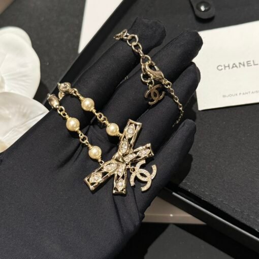 24 New jewelry
Light gold bow with diamond pearl necklace
Short-chain choker - Image 5