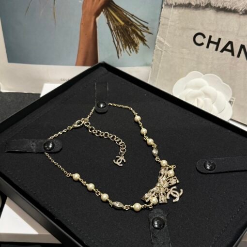 24 New jewelry
Light gold bow with diamond pearl necklace
Short-chain choker - Image 4