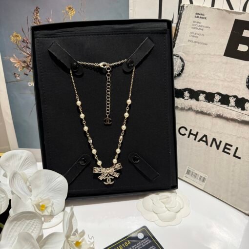 24 New jewelry
Light gold bow with diamond pearl necklace
Short-chain choker