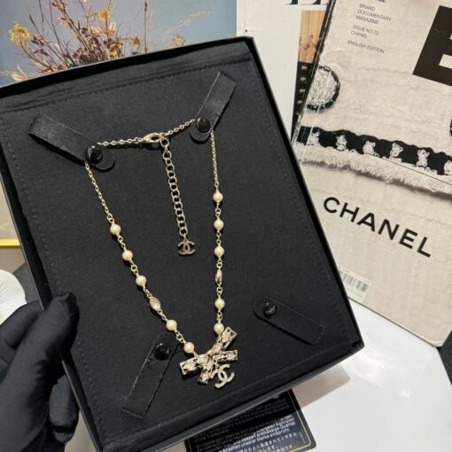 24 New jewelry
Light gold bow with diamond pearl necklace
Short-chain choker - Image 3