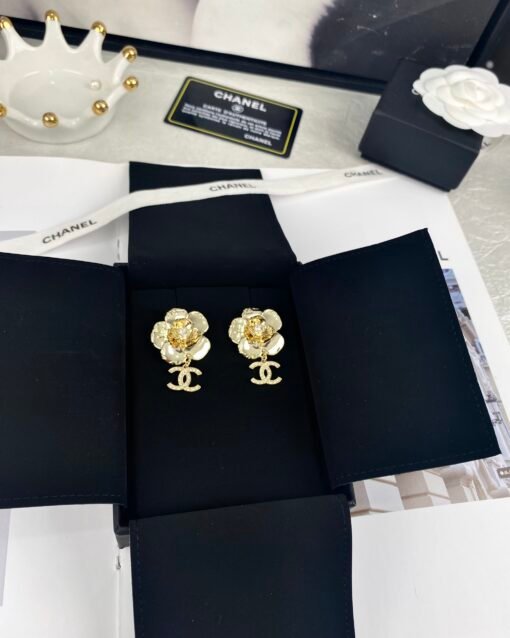 Chanel new style glossy flower shape C letter diamond-set earrings - Image 6